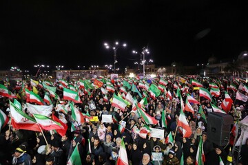 اجتماع شبانه مردم به مناسبت چهلم رهبر شهید و دختران میناب - همدان