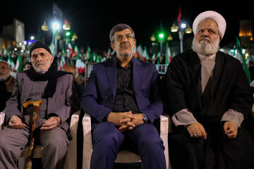 نفر وسط محمد رضا بابایی استاندار یزد در مراسم چهلم رهبر شهید