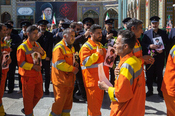 اهدای گل به یادمان امام شهید انقلاب - حرم حضرت فاطمه معصومه(س)
