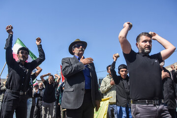 برگزاری آیین سنتی سنگ زنی مردم روستای اعلاء سمنان در اربعین رهبر شهید انقلاب