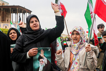 حضور خانوادگی در مراسم اربعین رهبر شهید انقلاب - اصفهان