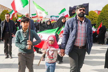 حضور خانوادگی در مراسم اربعین رهبر شهید انقلاب - اصفهان