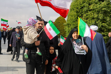 حضور خانوادگی در مراسم اربعین رهبر شهید انقلاب - اصفهان
