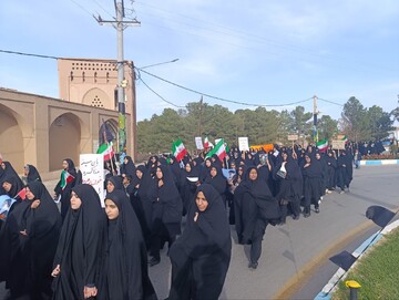هیئت‌های عزاداری بانوان بهاباد در سوگ اربعین رهبر شهید راهپیمایی کردند