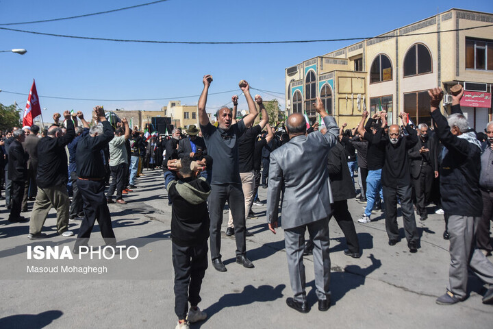 برگزاری آیین سنتی سنگ زنی مردم روستای اعلاء سمنان در اربعین رهبر شهید انقلاب