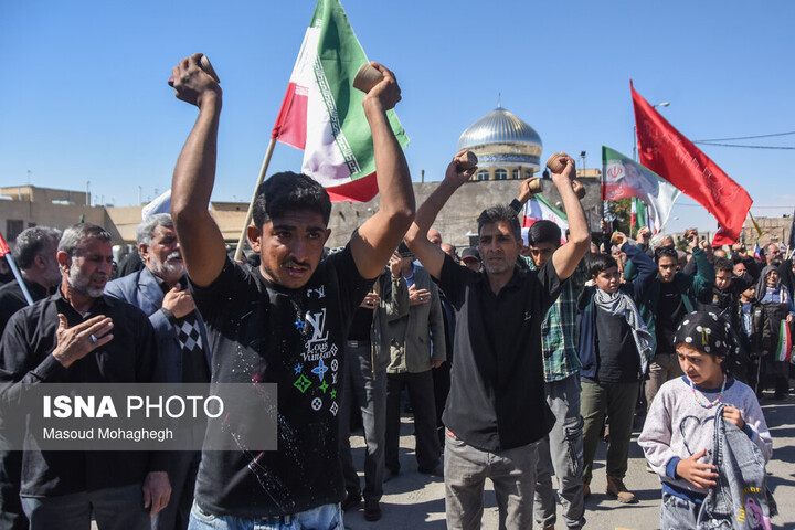 برگزاری آیین سنتی سنگ زنی مردم روستای اعلاء سمنان در اربعین رهبر شهید انقلاب