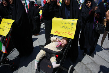 رژه کالسکه‌ سواران مشهد در اربعین رهبر شهید