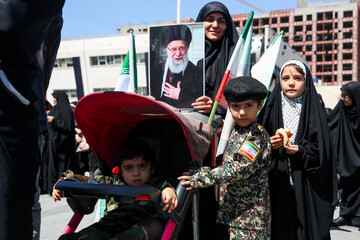رژه کالسکه‌ سواران مشهد در اربعین رهبر شهید
