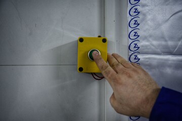با صدا در آمدن زنگ فعالیت پرسنل کشتارگاه آغاز میشود.