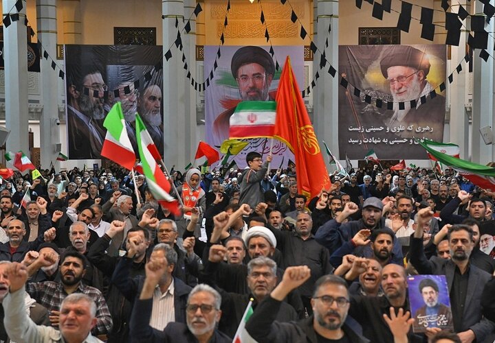 اربعین شهادت قائد امت در مصلای شیراز/ مشق ایستادگی و تجدید پیمان با آرمان‌های خدمت