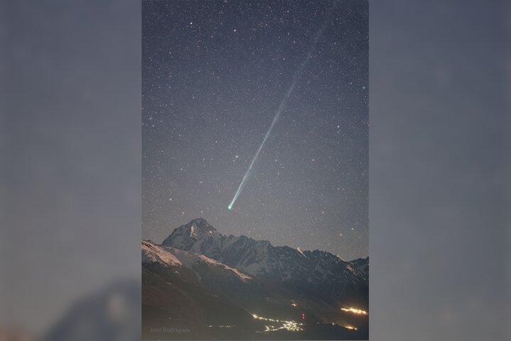 عکس روز ناسا و نمایش آسمانی یک دنباله‌دار 