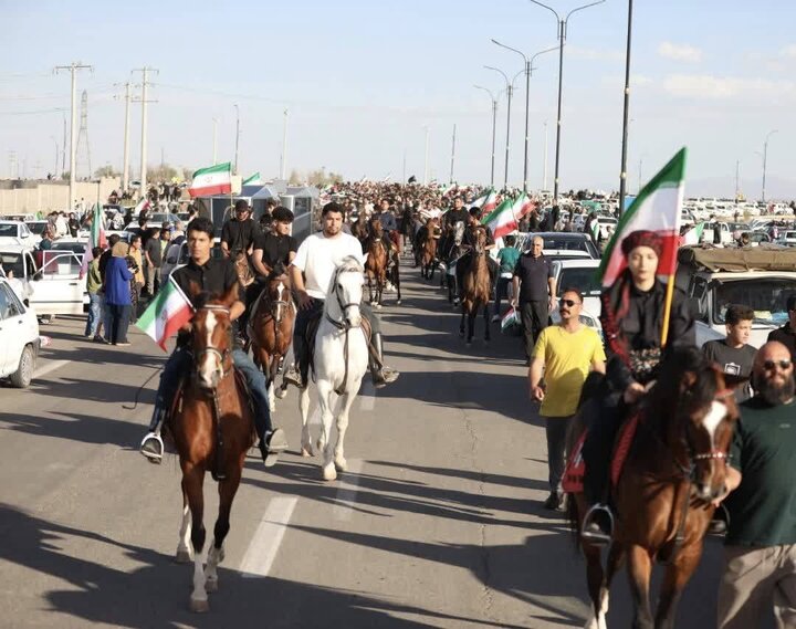 برگزاری رژه سوارکاران در تجدید بیعت با رهبر معظم انقلاب