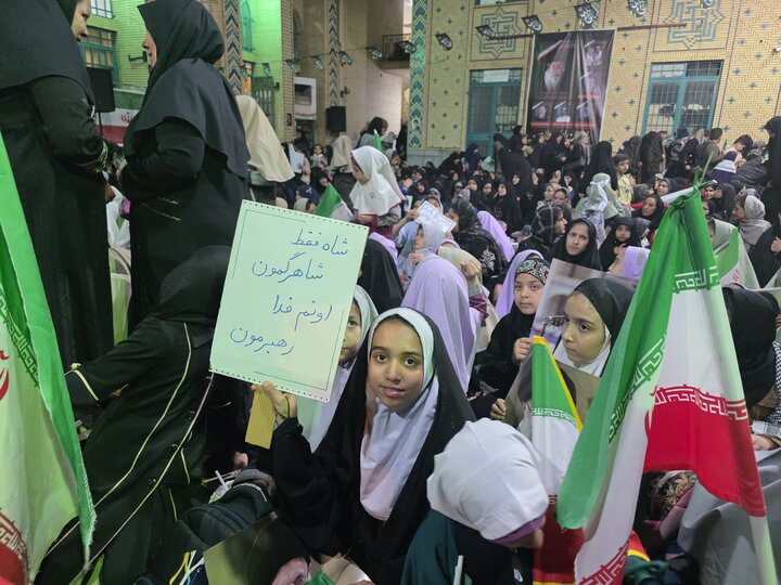 چهل و سومین شب دفاع ملی با حضور دانش آموزان، به یاد کودکان شهید و غنچههای پرپر میناب