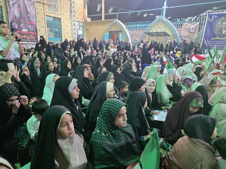 چهل و سومین شب دفاع ملی با حضور دانش آموزان، به یاد کودکان شهید و غنچه‌های پرپر میناب
