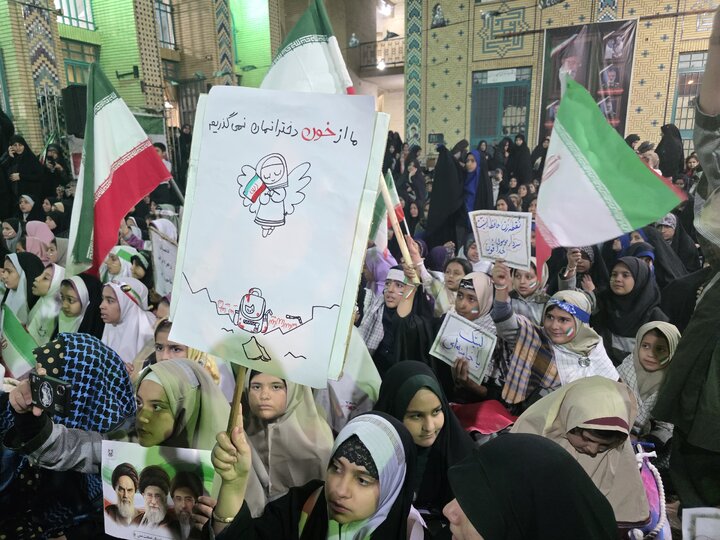 چهل‌وسومین شب دفاع ملی با حضور دانش‌آموزان، به یاد کودکان شهید و غنچه‌های پرپر میناب