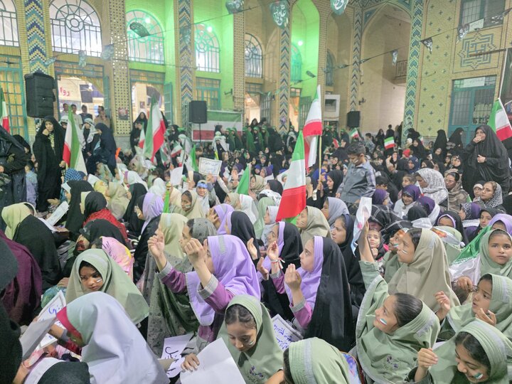 چهل و سومین شب دفاع ملی با حضور دانش آموزان، به یاد کودکان شهید و غنچه‌های پرپر میناب