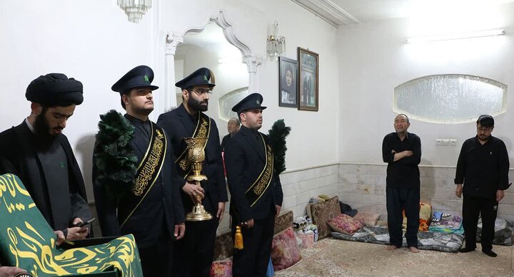 خادمان حرم مطهر حضرت فاطمه معصومه(س) با خانواده ۴ شهید دیدار کردند