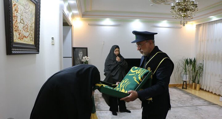 خادمان حرم مطهر حضرت فاطمه معصومه(س) با خانواده ۴ شهید دیدار کردند