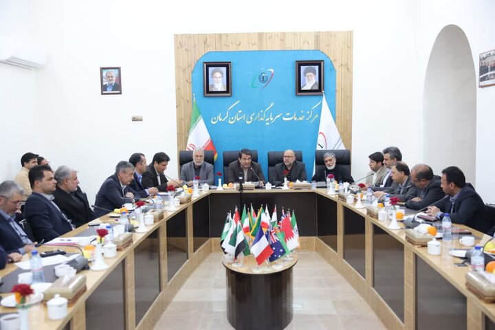 رونمایی از کتاب «فرصتهای سرمایهگذاری استان کرمان»/ انتقاد از مدیران معدنیِ غیربومی
