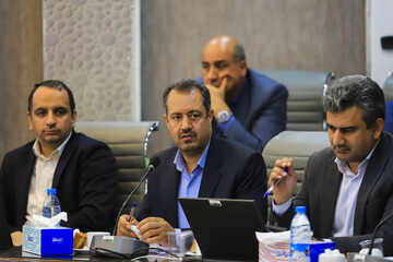 نشست نمایندگان و مدیران اقتصادی استان کرمان با معاون پارلمانی وزیر اقتصاد و دارایی