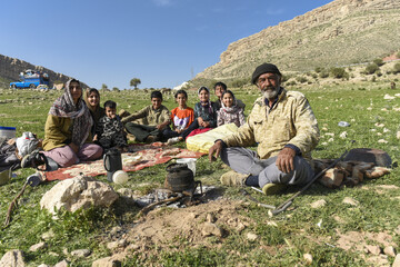 خانواده عشایری در کوچ بهاری عشایر استان فارس- شیراز