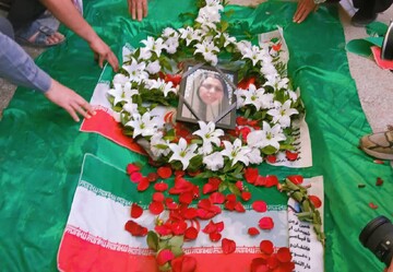 تشییع پیکر مطهر شهیده غانمی از شهدای حملات هوایی دشمنان در خرمشهر