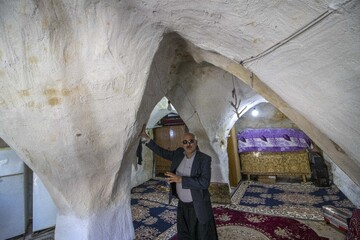 خانه‌های لیوس با سنگ‌های محلی و ملات سنتی ساخته شده‌اند و نمونه‌ای کم‌نظیر از معماری بومی کوهستانی‌اند. در این سبک:

از ستون‌های سنگی به عنوان انبار غلات استفاده شده؛واحدهای مسکونی بیشتر رو به جنوب هستند تا بهره بیشتری از نور و گرما ببرند
