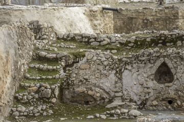 روستای تاریخی لیوس در دامنه‌های زاگرس با معماری پلکانی و سنگی، همچنان اصالت چندصدساله خود را حفظ کرده است.