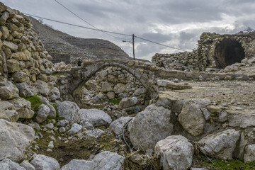 روستای تاریخی لیوس در دامنه‌های زاگرس با معماری پلکانی و سنگی، همچنان اصالت چندصدساله خود را حفظ کرده است.