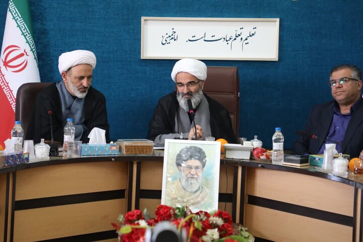  امام جمعه سمنان: اجتماعات شب‌های اقتدار باید مردمی باقی بماند