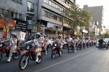 موتورسواران دژبان ارتش به مناسبت روز ارتش در تهران رژه رفتند