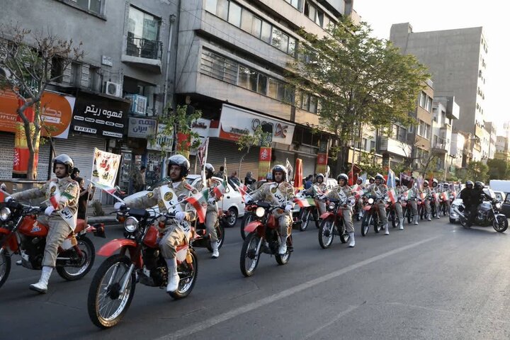 موتورسواران دژبان ارتش به مناسبت روز ارتش در تهران رژه رفتند