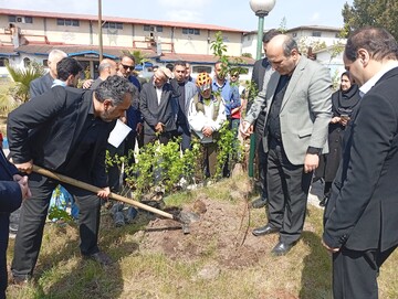 کاشت ۱۶۸ نهال هیرکانی در آستارا به یاد دانش‌آموزان شهید میناب