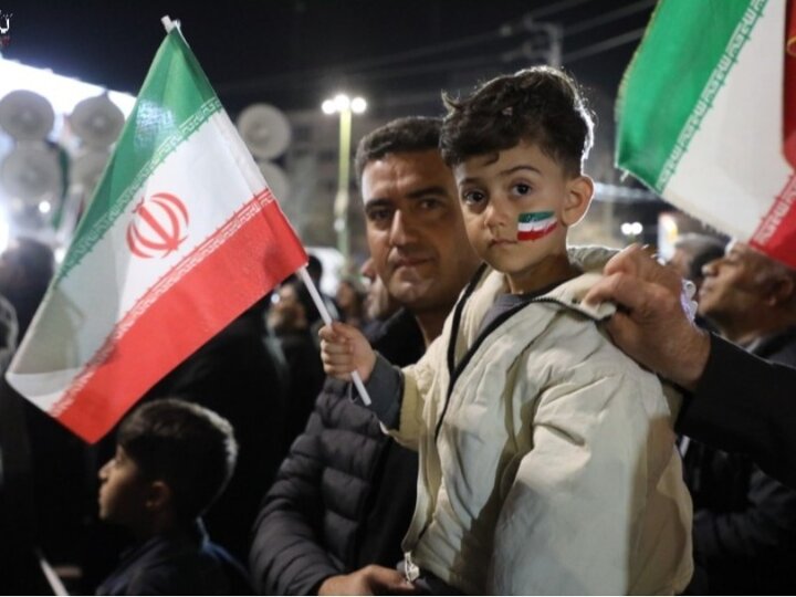 حضور نوجوانان دهه نودی در اجتماعات شبانه و صحنه‌های زیبای همبستگی ملی