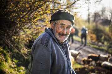 «مشتی محمدحسین آقا» یکی از قدیمی ترین افراد روستای شانه تراش است که همچنان مشغول کار و فعالیت است.