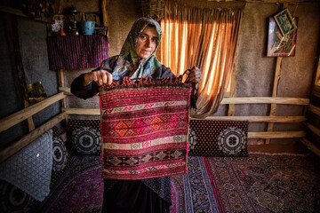 صنایع دستی تولید شده با دست «خاله مهری»در اتاقی که گردشگران در آنجا پذیرایی میشوند. 