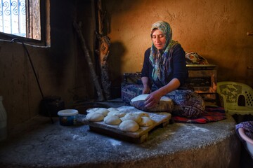 پخت نان به روش سنتی در روستای «شانه تراش» منطقه دوهزار تنکابن