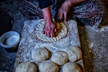 خاله مهری هر روز صبح در خانه اش نان میپزد.
