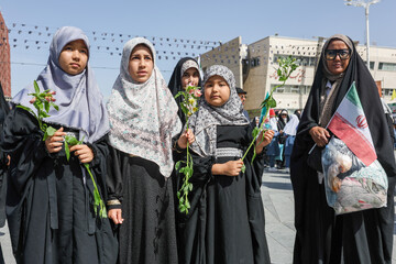 گلباران حرم مطهر رضوی در سالروز ولادت حضرت معصومه (س)