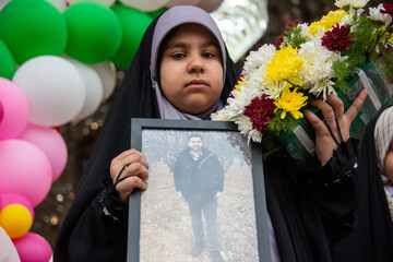 دختر سرهنگ هوا فضا شهید «رحمان رضایی» شهید جنگ رمضان در برپایی اجتماع بزرگ دختران و بانوان جان فدا   در دهه کرامت   - شیراز