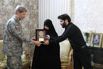 دیدار فرمانده کل ارتش با خانواده شهید امیر سپهبد موسوی