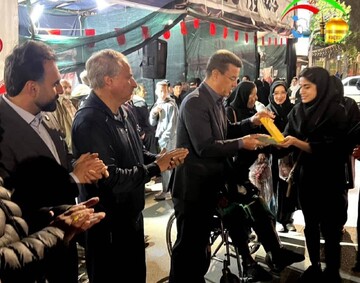 دختر کاراته کا ناشنوا مدال طلا خود را به دختران شهید شجره طیبه میناب اهدا کرد