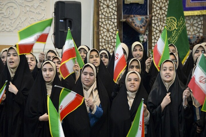 نجوای دخترانه در شبستان احمدی/ بانوان جان‌فدای ایران از عشق به وطن گفتند