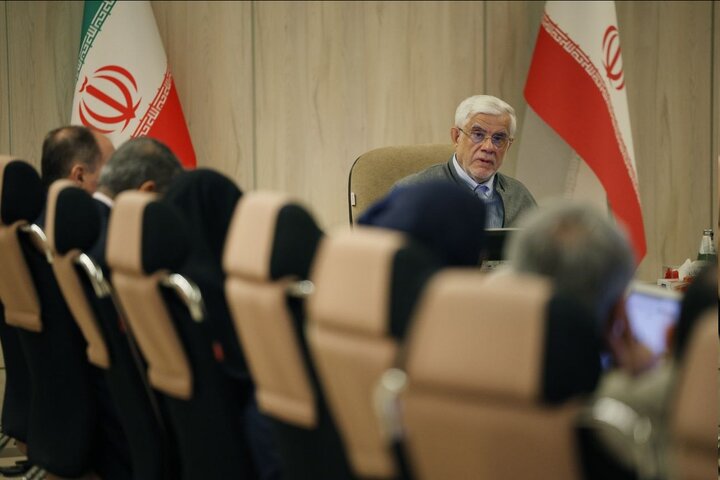 عارف: تیم مذاکره‌کننده با شجاعت و تدبیر در حال دفاع از منافع ملی است