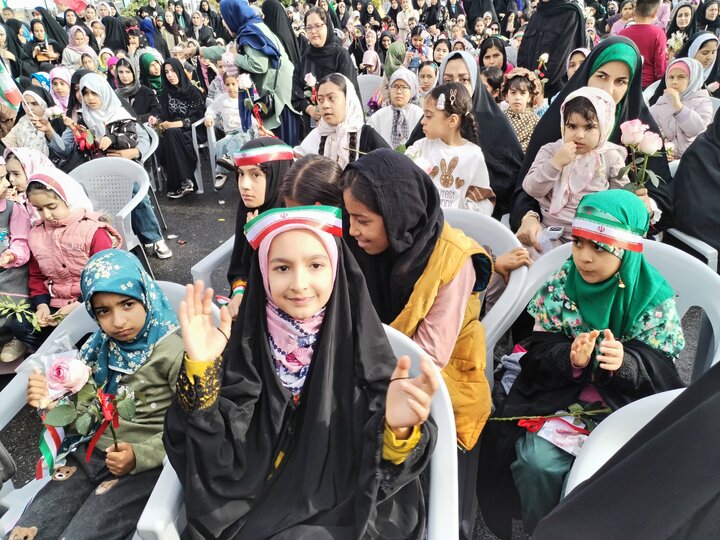 اجتماع دختران پیشوا در«پاتوق جان» / تجدید میثاق با ولایت با فریاد «مرگ بر اسرائیل»