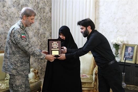 دیدار فرمانده کل ارتش با خانواده شهید امیر سپهبد موسوی