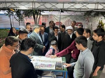 بازدید نماینده ولی فقیه در استان کرمان از نمایشگاه «نوجوان مبارز»