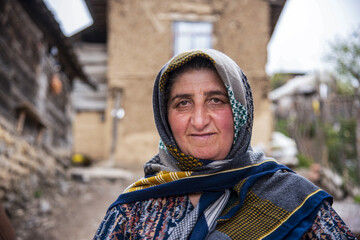 «خاله راویه»یکی از ساکنان روستای شانه تراش است.