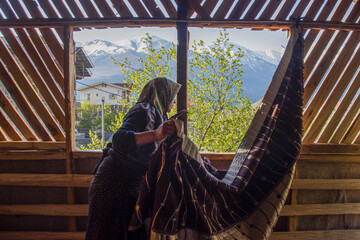 «خاله مهری» یکی ساکنان پر تلاش روستای شانه تراش است که کار خود را با طلوع خورشید شروع میکند.