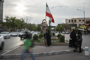 همسر شهید سکینه غفاریان، ۷۰ ساله.                                           پاینده باد ایران ماندگار
بخاطر وطن و حفظ آن می ایستم.

